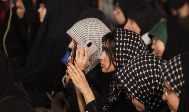 تصاویر مراسم «شب‌های بله‌برون» در یادمان شلمچه با روایتگری حسین یکتا