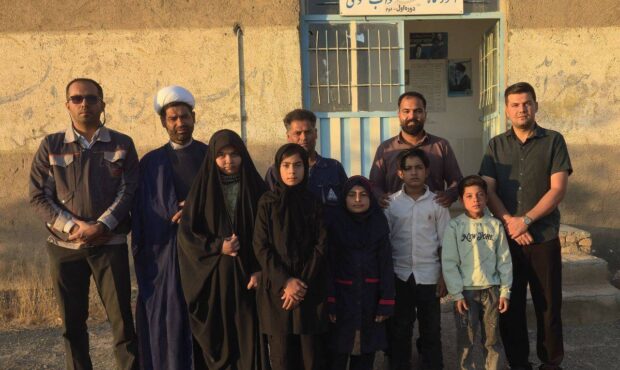 تقدیر از معلم مدرسه شهید نواب صفوی روستای کلاته جمعه توسط مجتمع معادن مس تکنار